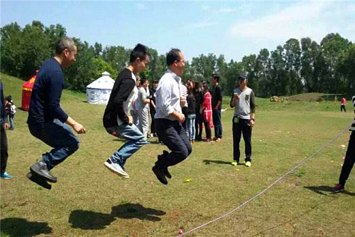 松下泰康電子伙伴們在深圳農家樂九龍生態(tài)園舉辦野炊踏青活動