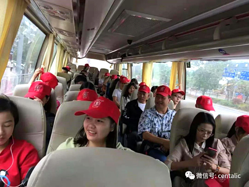 先得利公司一群人的幸?？駳g，深圳九龍生態(tài)園秋游拓展之旅